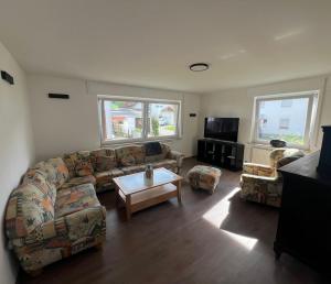 a living room with a couch and a coffee table at Ferienwohnung im Täle in Bad Überkingen