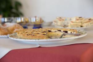 Una torta seduta su un piatto su un tavolo di Al Bagolaro a Crocetta del Montello
