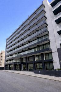 ein hohes Gebäude mit vielen Fenstern in der Unterkunft ASTE hotel in St Julian's + 120 Fotos