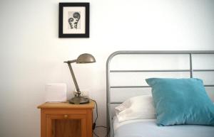 カディスにあるCasa Conteのベッド(青い枕、ナイトスタンドのランプ付)