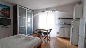 ミラノにあるItalianway-Forcellaのベッドルーム1室(ベッド1台、テーブル、窓付)