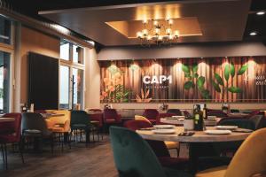 Ein Restaurant mit Tischen und Stühlen und einem Schild mit der Aufschrift „Autovermietung“ in der Unterkunft CAP1 Boardinghouse in Baesweiler + 46 Fotos