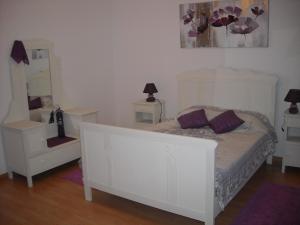 um quarto com uma cama branca e um espelho em Sweet Dreams AL em Ponta Delgada