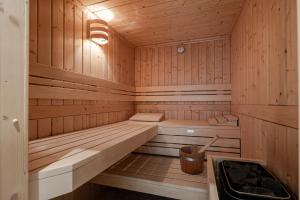 a wooden sauna with a bench in the middle at Pure Tinnum in Sylt
