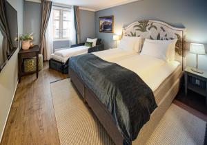 a hotel room with two beds and a window at Hotel Breiseth in Lillehammer