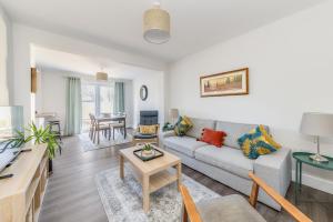 a living room with a couch and a table at WJShortlets - 48HarwellRd in Abingdon