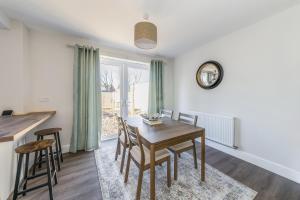 a kitchen and dining room with a table and chairs at WJShortlets - 48HarwellRd in Abingdon