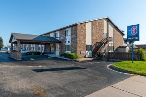 Градина пред Motel 6-Wisconsin Rapids, WI