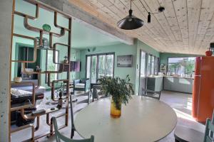 a room with a table and chairs in a room at Maison d'architecte 4 chambres avec piscine in Anglet