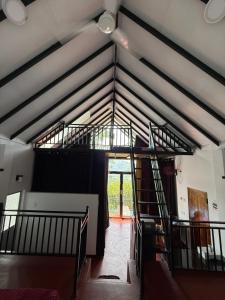 a living room with black and white striped ceilings at Bliss Lodge Diyaluma in Demodara