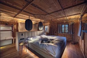a bedroom with a large bed in a wooden room at Sorafurcia Lodge in Sorafurcia