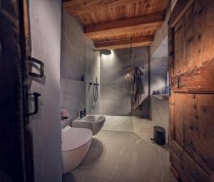 a bathroom with two sinks and a toilet and a tub at Sorafurcia Lodge in Sorafurcia