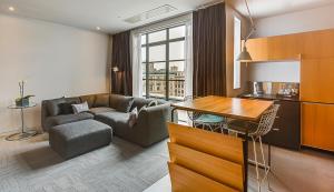 un soggiorno con un divano e un tavolo di Hotel Gault a Montréal