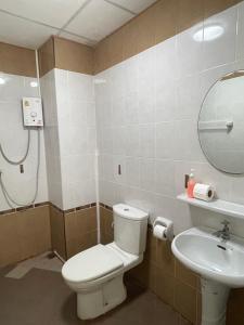 a bathroom with a toilet and a sink at Lemon Inn in Ko Lanta +5 photos