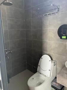 a small bathroom with a toilet and a shower at HOTEL vùng vịnh in Cầu Sông Kinh +47 photos