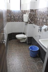 a bathroom with a toilet and a sink at Hotel Siddhartha in Guntūr