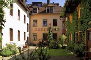 a view of an apartment building in a courtyard at Pension an der Pillnitzer Schlossfähre in Dresden