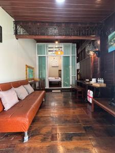 a living room with a couch and a bedroom at Reuan Vilawan Waterfront in Ban Nong Chaeng