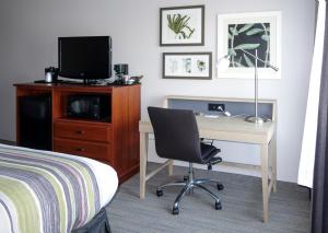 a bedroom with a desk with a computer and a bed at Country Inn & Suites by Radisson, Dahlgren-King George, VA in Dahlgren