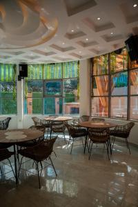 Yankers Royal Hôtel Lubumbashi tesisinde bir restoran veya yemek mekanı