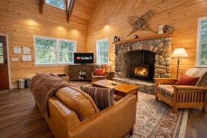 a living room with a couch and a fireplace at Chipmunk Lodge by NW Comfy Cabins in Leavenworth +42 photos