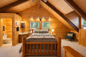 a bedroom with a bed in a wooden cabin at Chipmunk Lodge by NW Comfy Cabins in Leavenworth