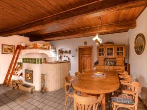 a kitchen and dining room with a wooden table and chairs at Růžová chalupa u Šimánků in Rtyně v Podkrkonoší