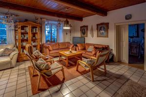 a living room with a couch and a table at Růžová chalupa u Šimánků in Rtyně v Podkrkonoší