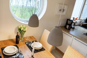 a dining room table with two lamps and a table and chairs at Rapsblütenhaus in Bohnert