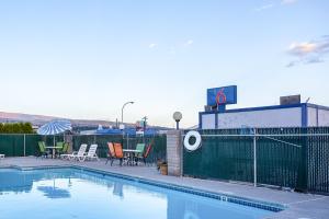 Bazén v ubytování Motel 6-Wenatchee, WA nebo v jeho okolí