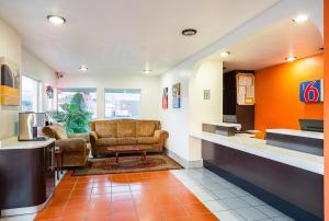 a living room with a couch and a kitchen at Motel 6-Wenatchee, WA in Wenatchee