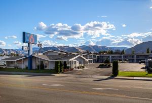 a hotel with a sign on the side of the road at Motel 6-Wenatchee, WA in Wenatchee