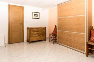 デニアにあるEstudio Francescaの木製のドアと木製のドレッサーが備わる客室です。