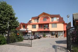 a building with cars parked in a parking lot at Hotel Racic Self-Check In in Voyvodinovo +62 photos