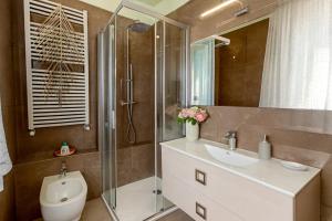 a bathroom with a shower and a sink and a toilet at Camera Verde vicino alle Mura - Madame Fannj in Lucca