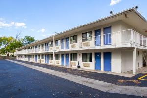 um edifício com portas azuis e varandas numa rua em Motel 6-Rochester, MN em Rochester