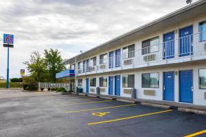 um edifício com portas azuis num parque de estacionamento em Motel 6-Rochester, MN em Rochester