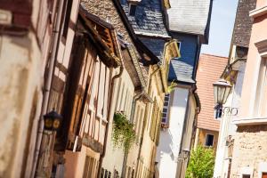 an alley in an old town with buildings at Auszeit am Glan in Meisenheim +3 photos
