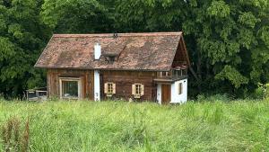 an old house sitting in the middle of a field at Dazumahl schafft besondere Augenblicke für Genießer im naturnahen Private Hideaway in der Oststeiermark in Puch bei Weiz