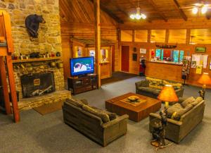 Televisi dan/atau pusat hiburan di Smoketree Lodge, a VRI resort