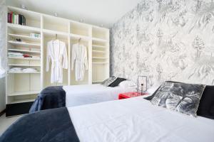 a bedroom with two beds and a wall mural at Los Respigos Laredo in Laredo