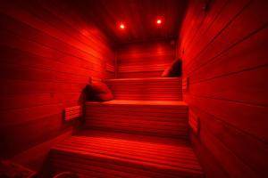 a sauna with red lights in a red room at Le lofty in Stoumont