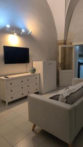 a living room with a couch and a flat screen tv at Celebes in Brindisi