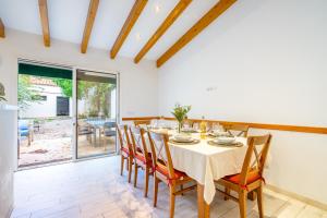 a dining room with a table and chairs at Sant Antoni 39 in Llucmajor