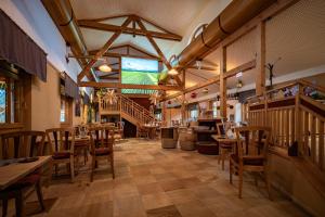 a restaurant with wooden tables and chairs and a bar at Schlafgut am Johanneshof in Tattendorf