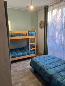 a room with two bunk beds and a bed at AUX ABORDS DU PoT BOUILLANT in Cromac