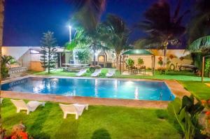 a house with a swimming pool in the yard at Residenza Canoa in Canoa Quebrada