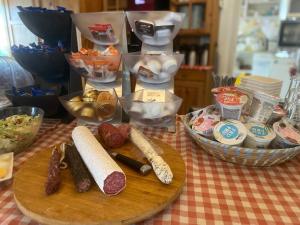 a table with some food on top of a table at Bed & Breakfast de Kreitsberg in Duifhuis +22 photos