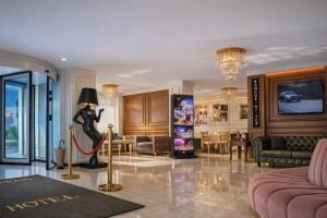 a living room with a woman statue in the middle at Emirtimes Hotel&Spa - Tuzla in Istanbul