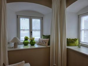 a room with two green vases on a window sill at Kavaliershaus Wallerstein, stilvolle Wohnung mit Privatparkplatz in Wallerstein